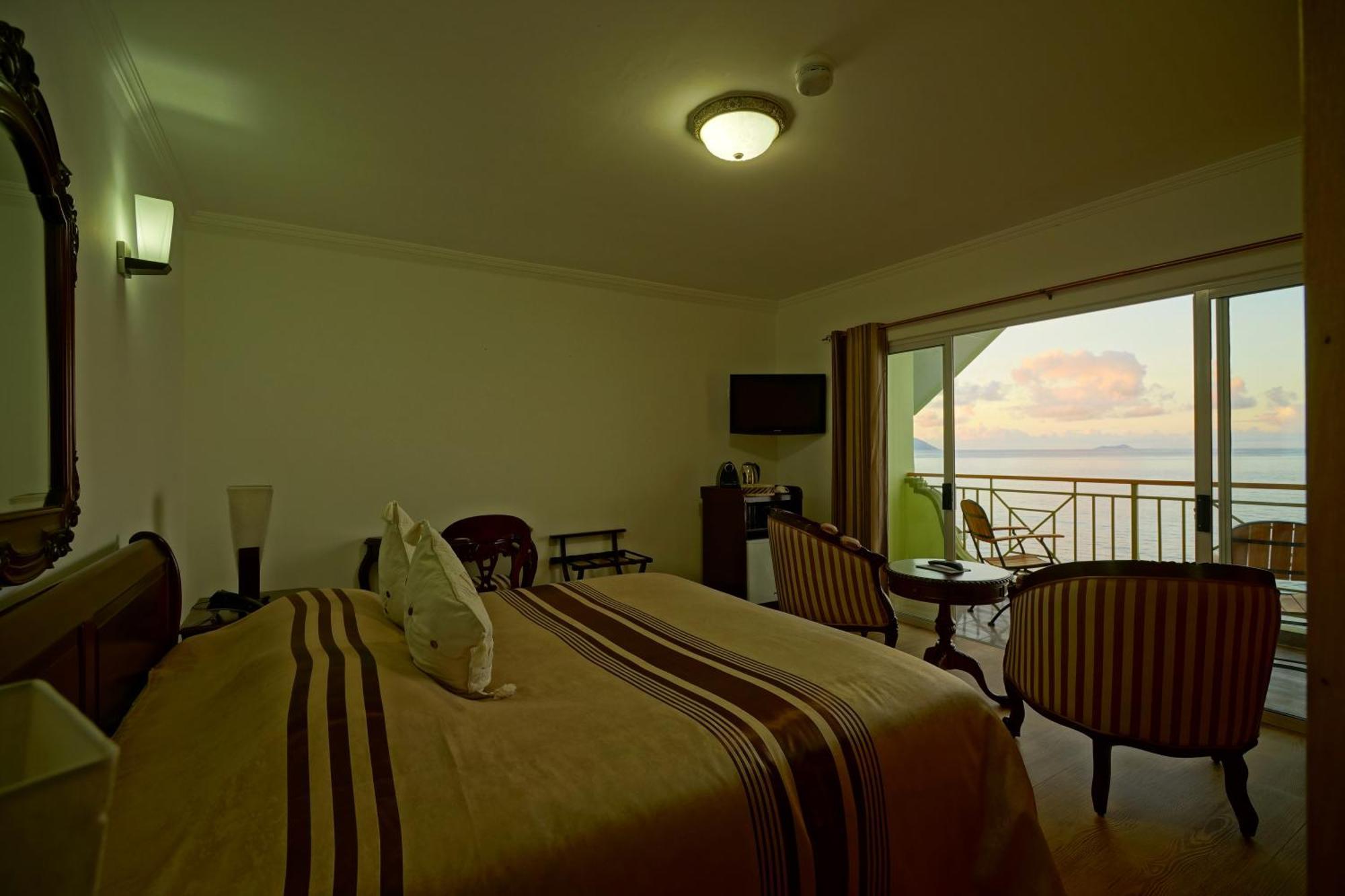 Treasure Cove Hotel & Restaurant Бель-Омбр Экстерьер фото