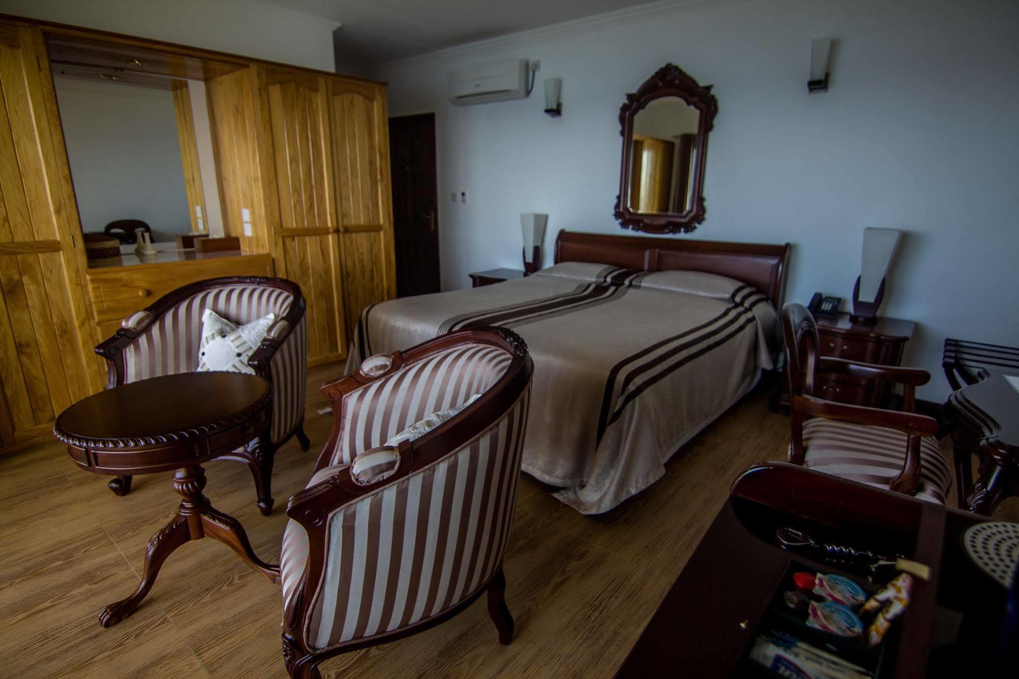 Treasure Cove Hotel & Restaurant Бель-Омбр Экстерьер фото