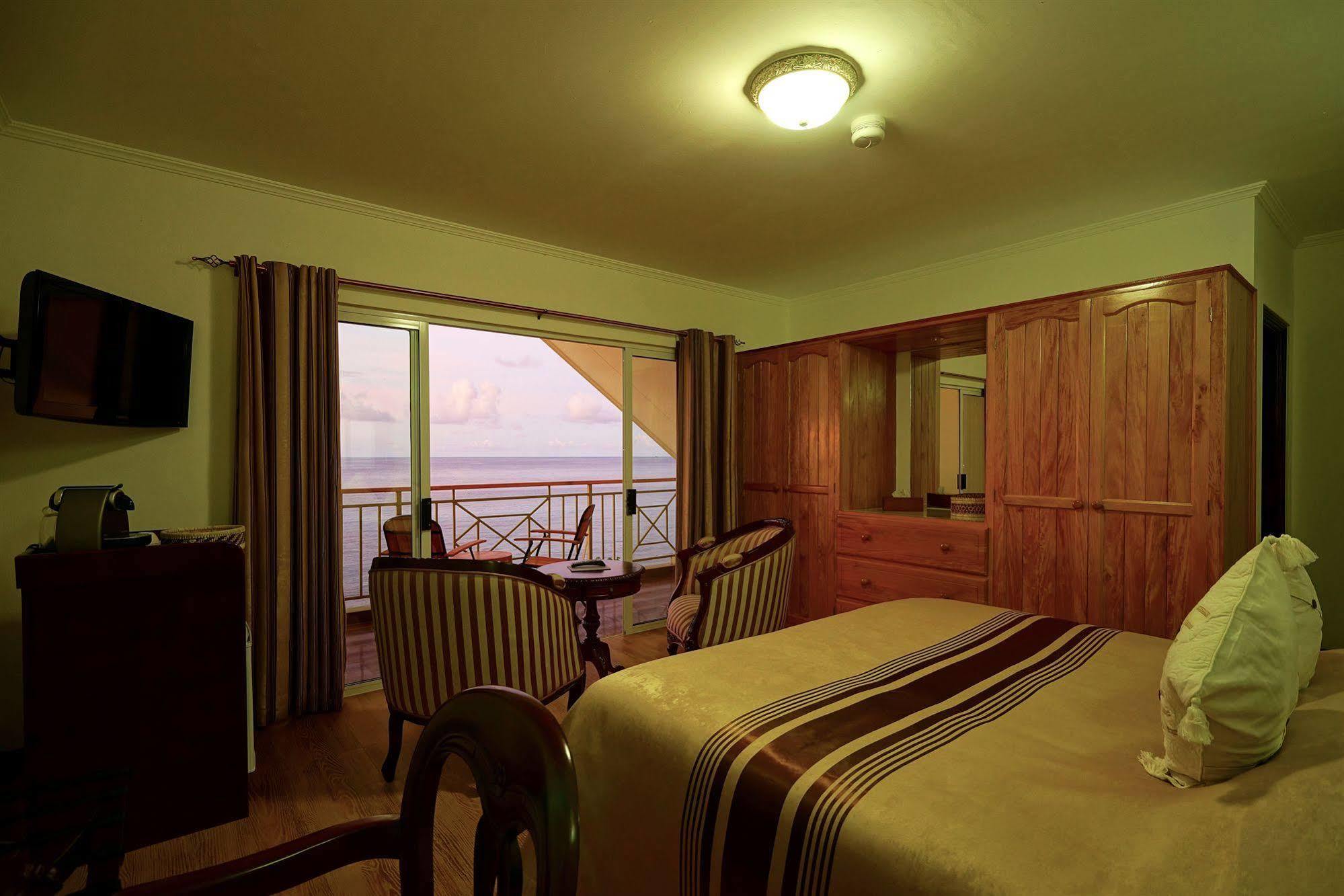 Treasure Cove Hotel & Restaurant Бель-Омбр Экстерьер фото